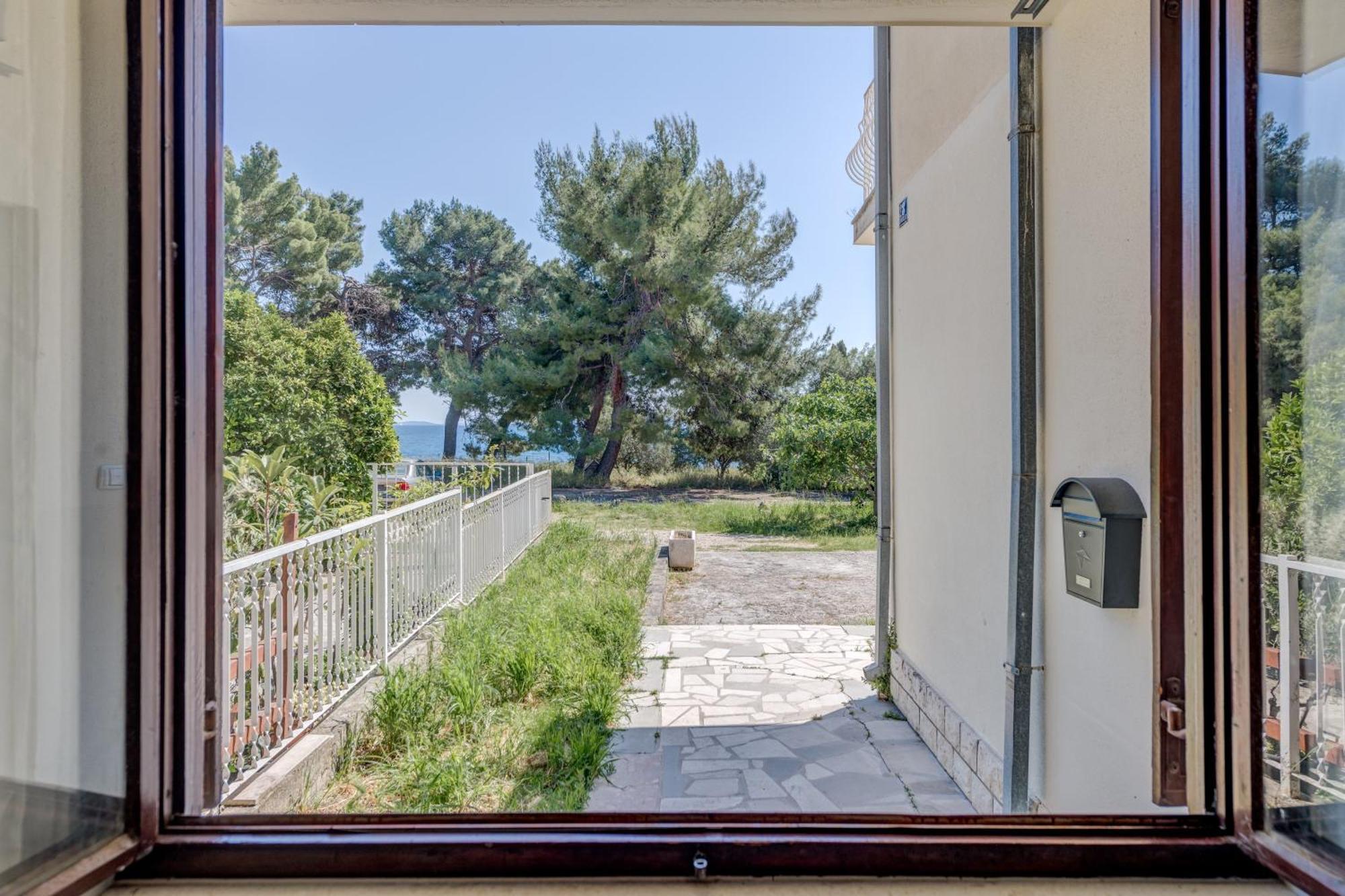 Beachfront Apartment Drazen, With Garden And Parking Split Exterior photo